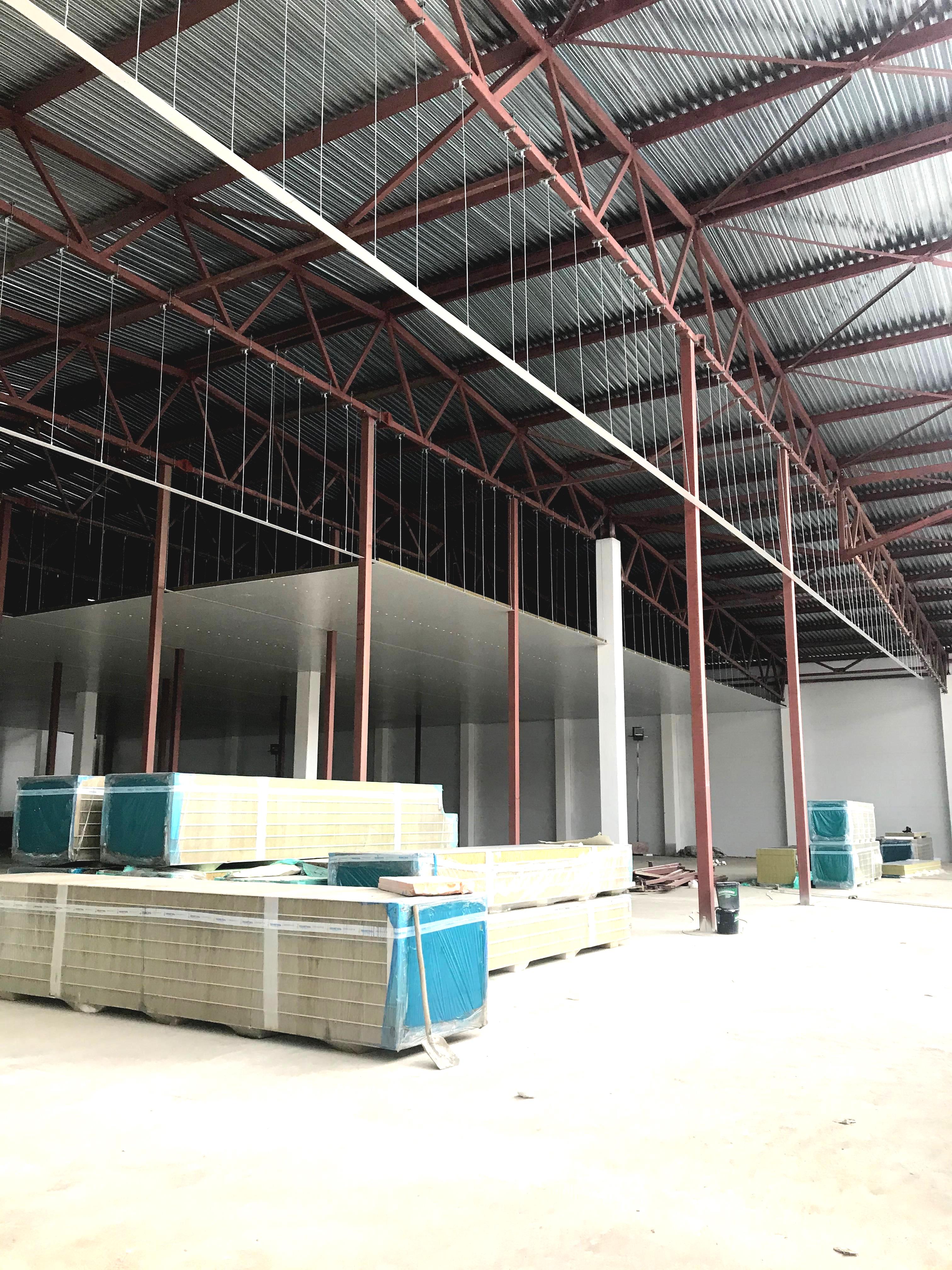 Монтаж потолочных сэндвич-панелей Мультитемпературный складской комплекс Москва